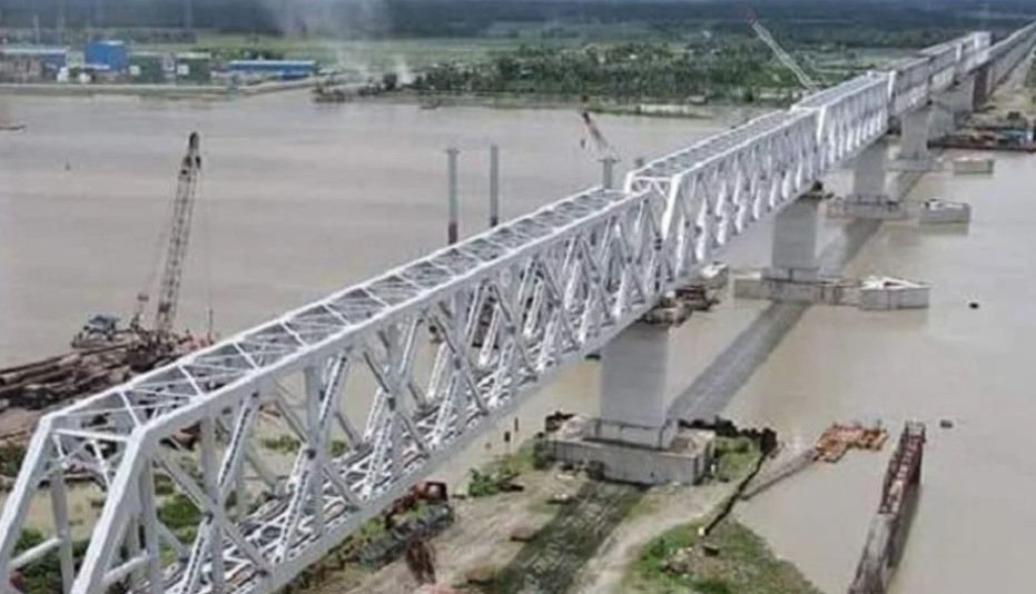 রেল সেতুর পিলারে ধাক্কা লেগে কার্গো ডুবি, নিখোঁজ ২